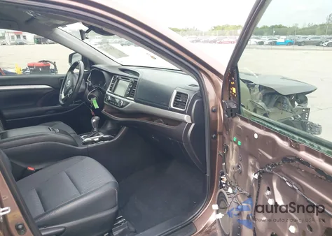 2019 Toyota Highlander Le Plus z USA, uszkodzony, nr VIN 5TDZZRFH5KS349248